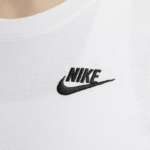 Nike Club Essentials- Camiseta Dama - Imagen 2
