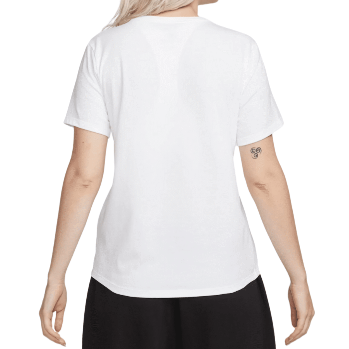 Nike Club Essentials- Camiseta Dama - Imagen 3