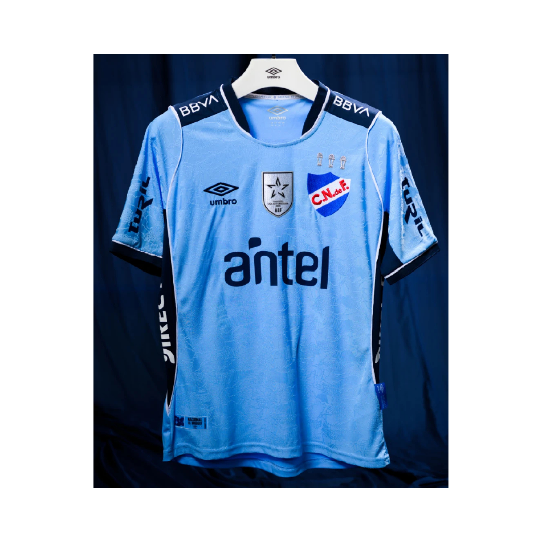 N1A32600S07 Umbro Camiseta Celeste Edición 2026 - Camiseta Hombre - Imagen 1